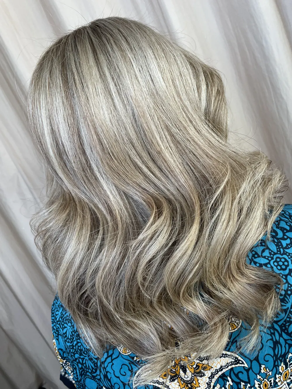 Asblond golvend haar